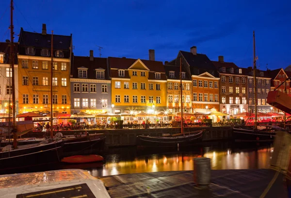 COPENHAGEN, DANIMARCA - 25 GIUGNO 2016: Fiaba Nyhavn canale all'ora blu, case illuminate e strada — Foto Stock