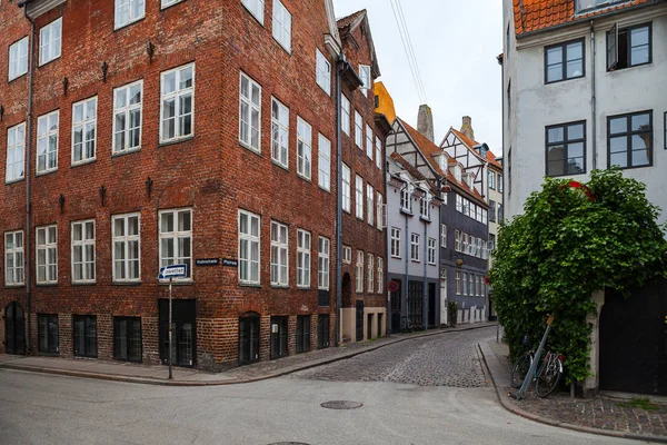 COPENHAGUE, DANEMARK - 26 JUIN 2016 : Vue sur la rue des quartiers du centre-ville, architecture ancienne et moderne — Photo