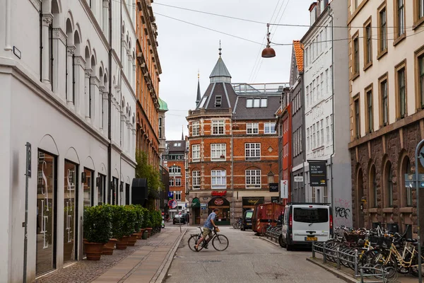 哥本哈根，丹麦-2016 年 6 月 26 日： 市市中心，旧宿舍与现代建筑的街景 — 图库照片