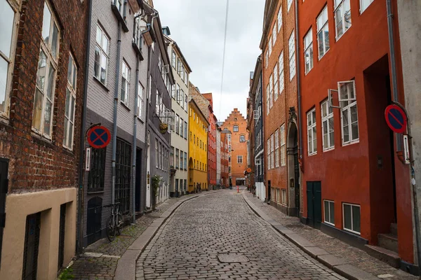 COPENHAGEN, DANIMARCA - 26 GIUGNO 2016: Vista sulla strada dei quartieri del centro città, architettura antica e moderna — Foto Stock