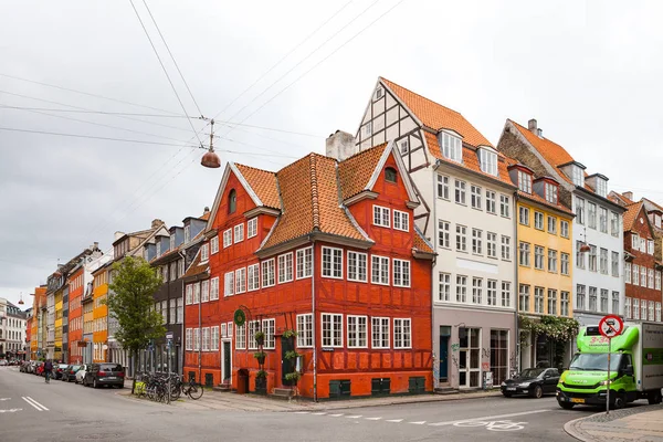 COPENHAGEN, DINAMARCA - 26 JUN 2016: Vista de la calle de los barrios del centro de la ciudad, arquitectura antigua y moderna — Foto de Stock