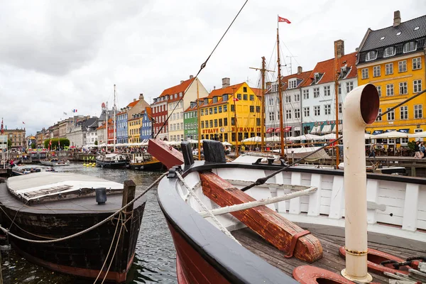 COPENHAGEN, DANIMARCA - 26 GIUGNO 2016: Barche in Nyhavn (New Haven ) — Foto Stock