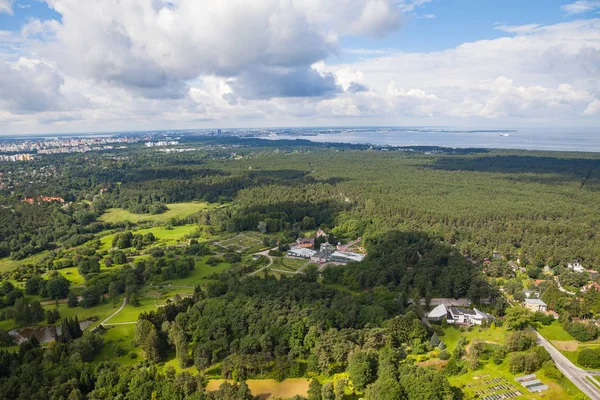 Tallinn botanische tuin luchtfoto van Tallinn Tv-toren. Zomertijd. — Stockfoto