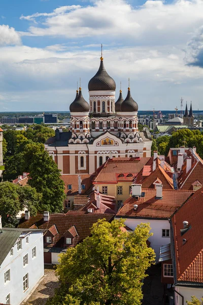 Tallinn view of old town castle with Orthodox Cathedral on Toompea hill — Stock Photo, Image