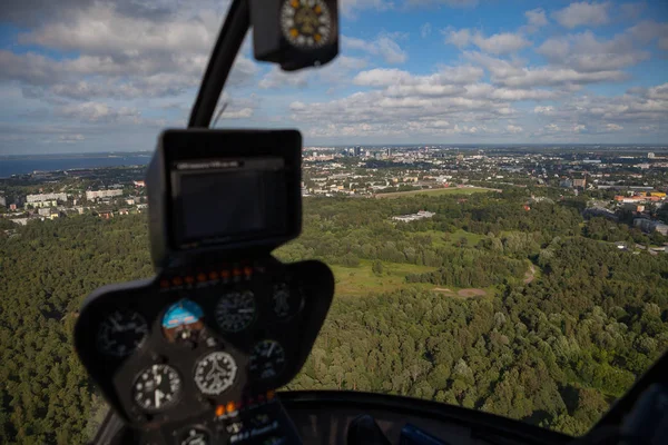 Létání nad lesem a rozmazané vrtulník kokpitu — Stock fotografie