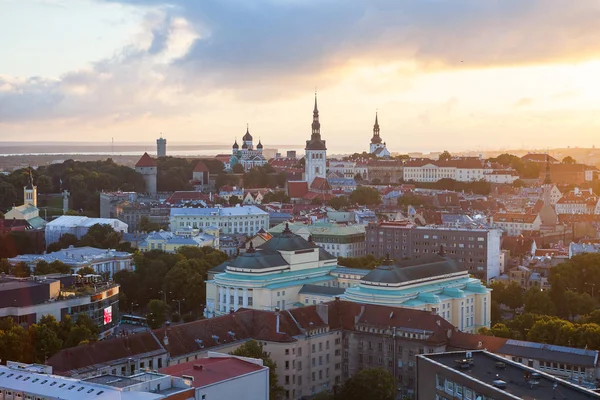 Barevný západ slunce nad věže starého města Tallinn, Estonsko — Stock fotografie