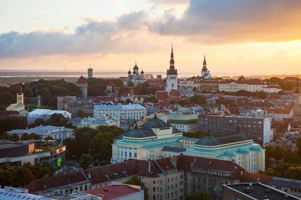 Barevný západ slunce nad věže starého města Tallinn, Estonsko — Stock fotografie