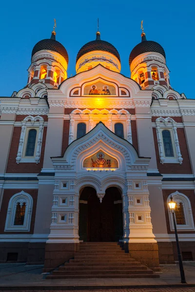 Alexander Nevsky orthodoxe Kathedrale in der Nacht. erleuchtete Kirche und tiefblauer Himmel. — Stockfoto