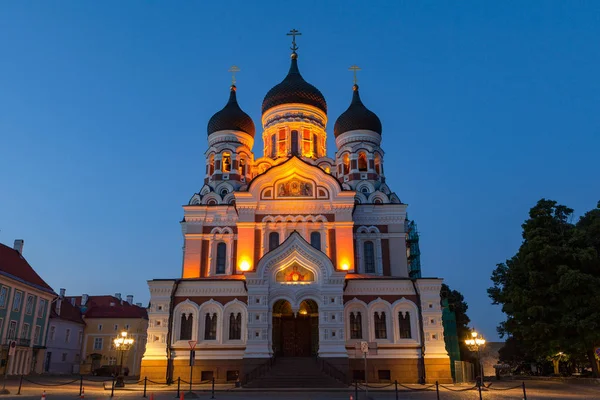 Alexander Nevsky orthodoxe Kathedrale in der Nacht. erleuchtete Kirche und tiefblauer Himmel. — Stockfoto