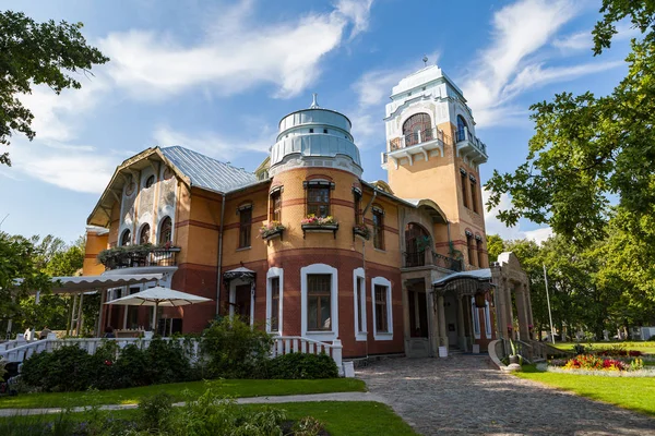 PARNU, ESTONIE - 15 AOÛT 2016 : Villa de luxe (manoir) et station balnéaire, style moderne . — Photo