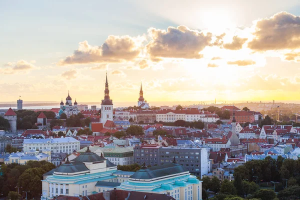Oranje zonsondergang over oude binnenstad van Tallinn, Estland. Torens van de kathedralen en middeleeuwse gebouwen luchtfoto. — Stockfoto