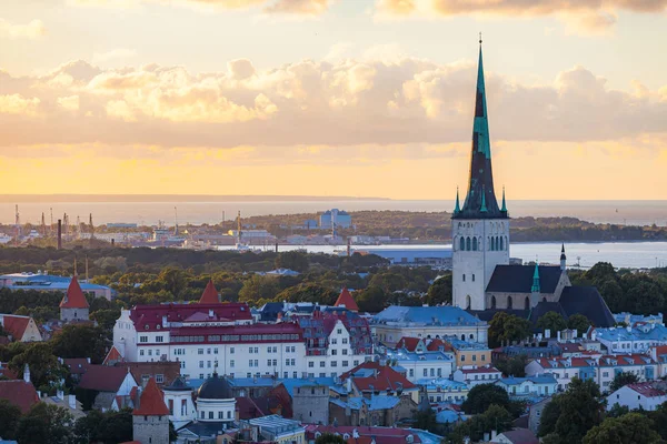 Oranžový západ slunce nad staré město Tallinn, Estonsko. Věže katedrály a prohlídka areálu středověkých budov. — Stock fotografie