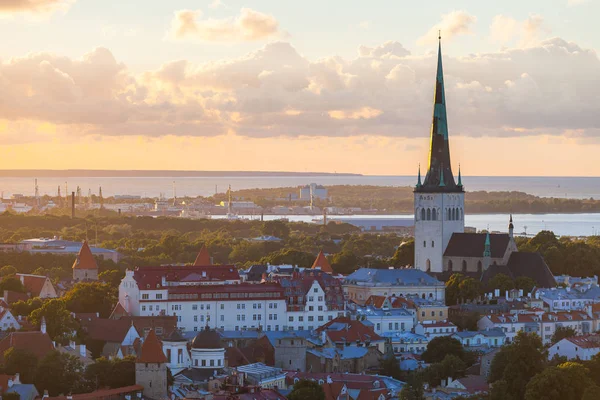 Pomarańczowy Zachód słońca nad starym mieście w Tallinie, Estonia. Wieże katedry i średniowiecznych budynków z lotu ptaka. — Zdjęcie stockowe