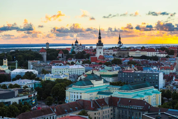 Tallinn, Estonsko - červenec, 30, 2016: Oranžové slunce nad staré město. Věže katedrály a prohlídka areálu středověkých staveb. Panoramatický pohled. — Stock fotografie