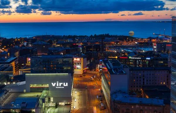 Tallinn, Estland - 29 juli 2016: Levende blokken, moderne gebouwen en winkelcentra bij zonsondergang — Stockfoto