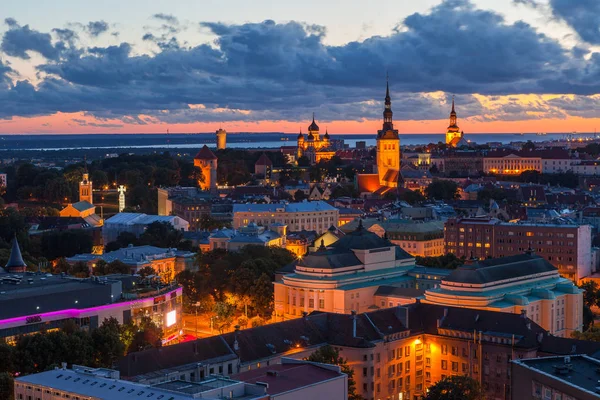 Tallinn, Estonya - Temmuz, 30, 2016: Turuncu günbatımı eski kasabada. Katedraller kuleleri ve modern binalar havadan görünümü.