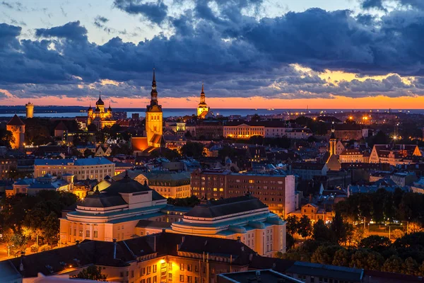 Tallinn, Estonya - Temmuz, 30, 2016: Turuncu günbatımı eski kasabada. Katedraller kuleleri ve modern binalar havadan görünümü.