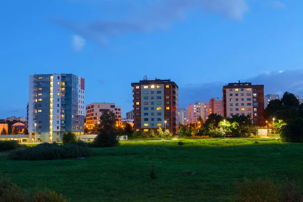 Новые современные многоквартирные дома в зеленой зоне с голубым небом вечером. Северный дружественный стиль . — стоковое фото