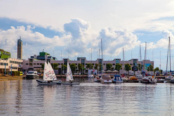 Tallinn, Estland - 03 augusti 2016: Vacker sport club för yachter, och säsongen är pågående — Stockfoto