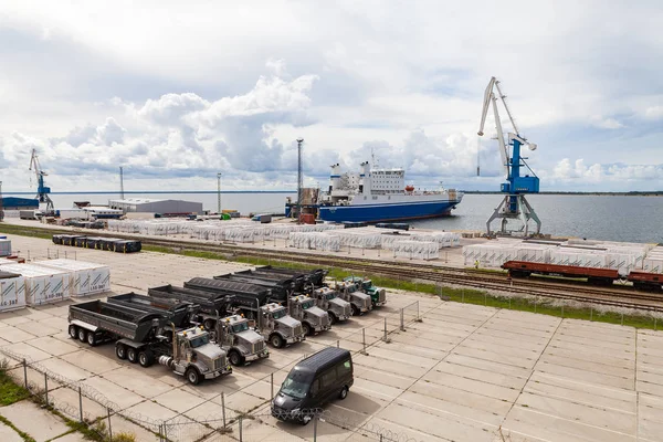 Paldiski, Estland - 12 augustus 2017: Cargo terminal met kranen en schip — Stockfoto