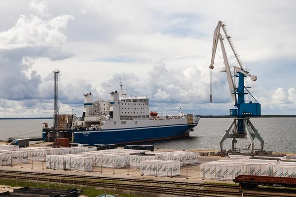 Paldiski, Estland - 12 augustus 2017: Cargo terminal met kranen en schip — Stockfoto
