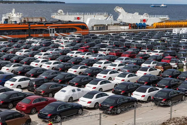 Paldiski, Estonya, Ağustos, 10, 2016: Baltık ülkeleri için gelen birçok yeni araçların