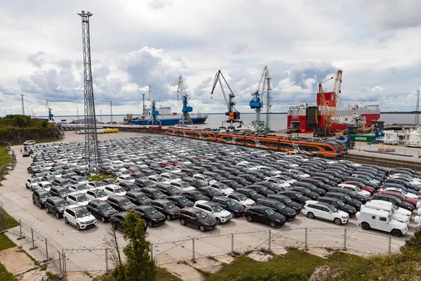 Paldiski, Estonsko - 10 srpna 2016: Cargo terminál s mnoha nových aut z lodi — Stock fotografie
