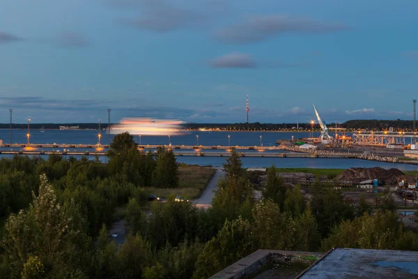 Tallinn, Estland - augusti 15, 2016: Kväll panorama av färjeterminalen. Visa från övergivna olympic konserthus — Stockfoto