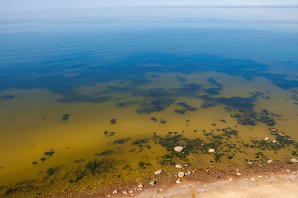 Côte de la mer Baltique avec sable et pierres. Vue aérienne — Photo