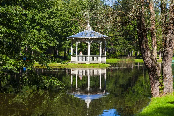 White wooden gazebo above a pond in green park — Stock Photo, Image