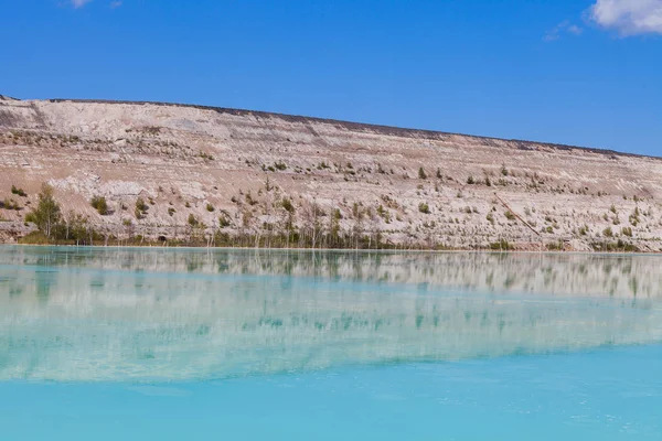 Couleur étonnante du lac artificiel et des dunes de cendres de la zone de déchets de la centrale électrique — Photo