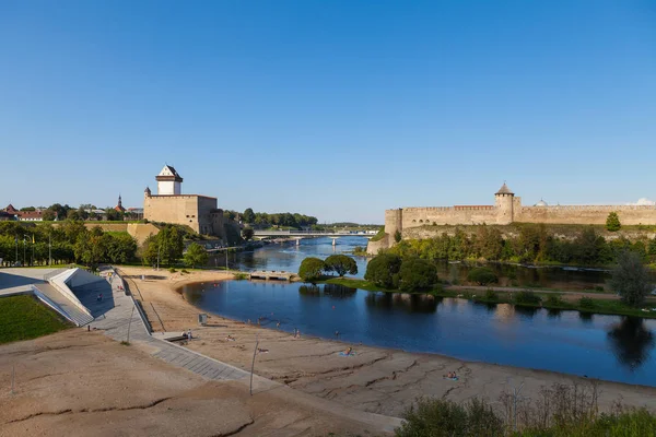 Narva and Ivangorod Fortress on the border of Estonia and Russia. Summer day panoramic view. — Stock Photo, Image