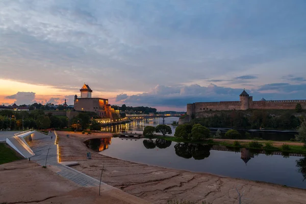 Opposition of two medieval fortresses on the river Narva at sunset, Estonia and Russia border — Stock Photo, Image