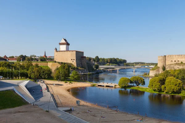 Narva fortress on the border of Estonia and Russia. Summer day panoramic view. — Stock Photo, Image