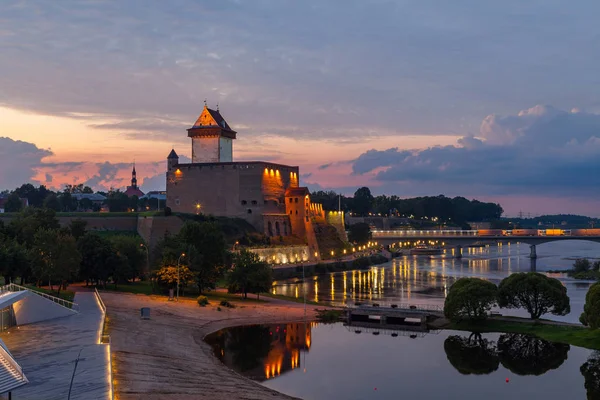 Oposición de dos fortalezas medievales en el río Narva al atardecer, frontera entre Estonia y Rusia — Foto de Stock