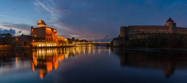 Opposition of two medieval fortresses on the river Narva at blue hour, Estonia and Russia border. Wide panoramic view — Stock Photo, Image