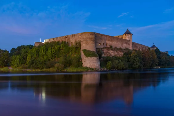 Ivangorod medieval fortress on the river Narva at blue hour, Estonia and Russia border. — Stock Photo, Image