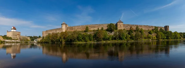 Two medieval fortresses on the river Narva, Estonia and Russia border. Summer day view. — Stock Photo, Image
