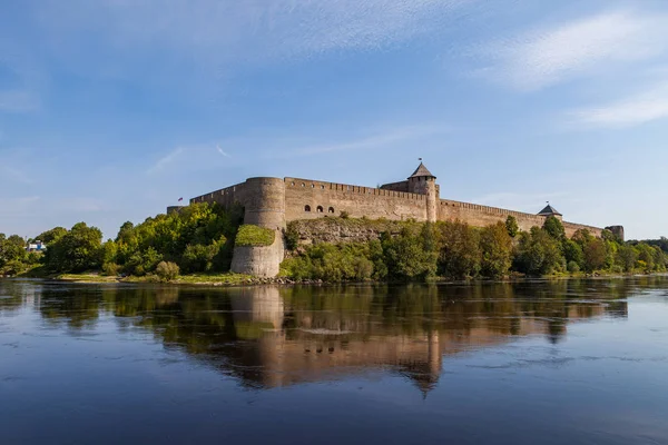 Ivangorod medieval fortress on the river Narva, Estonia and Russia border. Summer day view. — Stock Photo, Image