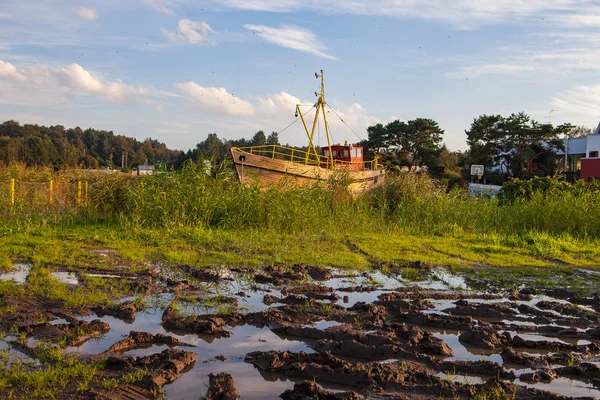 古いボート夕日で海の近くの葦の湿原に滞在します。漁村、エストニアで素朴な装飾. — ストック写真