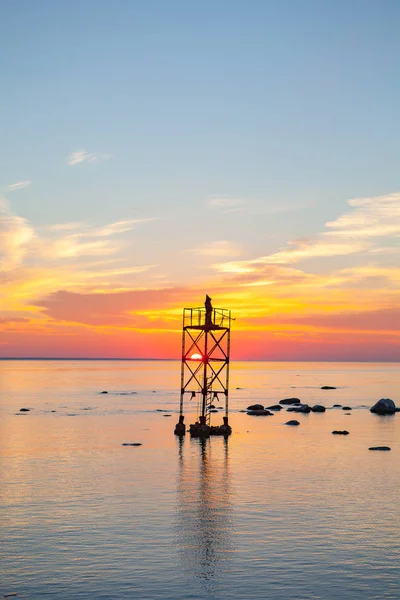 Solnedgång över havet med magiska installation av svart munk på tornet — Stockfoto