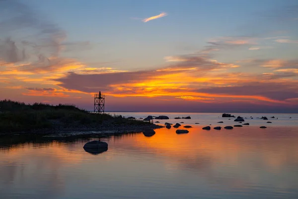 Zonsondergang boven zee met magische installatie van zwarte monnik op de toren — Stockfoto