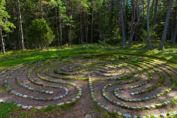 Mystieke Oosterse stenen labyrint in groene bossen, esthetiekzaal symbool — Stockfoto