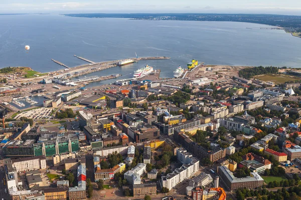 TALLINN, ESTONIE - 15 AOÛT 2016 : Bateaux de croisière dans le port — Photo