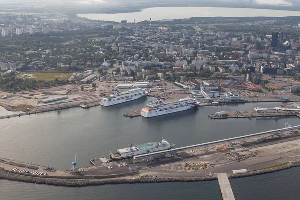 Tallinn, Estland - 15 augustus 2016: Grote veerboten in de haven — Stockfoto