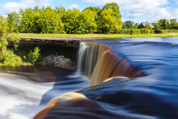 Jagala est la plus grande cascade d'Estonie. Longue journée d'exposition. Ferme là. L'eau est rouge en raison des matières organiques marécageuses . — Photo