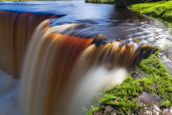 Jagala est la plus grande cascade d'Estonie. Longue journée d'exposition. Ferme là. L'eau est rouge en raison des matières organiques marécageuses . — Photo