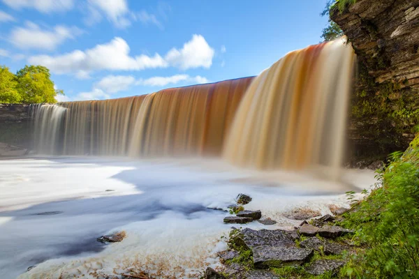 Jagala är den största vattenfallen i Estland. Lång exponering dag sköt. Närbild. Vatten är röda på grund av träsket organics. — Stockfoto
