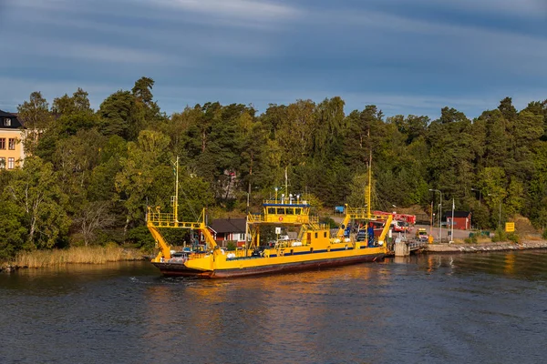 Vaxholm, Sverige - 15 September 2016: Små gula Ro-Ro-passagerarfartyg går nära medeltida Oscar Fredriksborgs befästning. Sevärdheter i Stockholms skärgård — Stockfoto