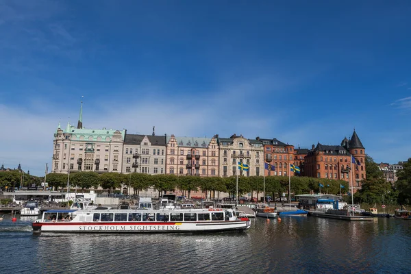 STOCKHOLM, SUÈDE - 10 SEPTEMBRE 2016 : Bateau de croisière dans la vieille ville — Photo